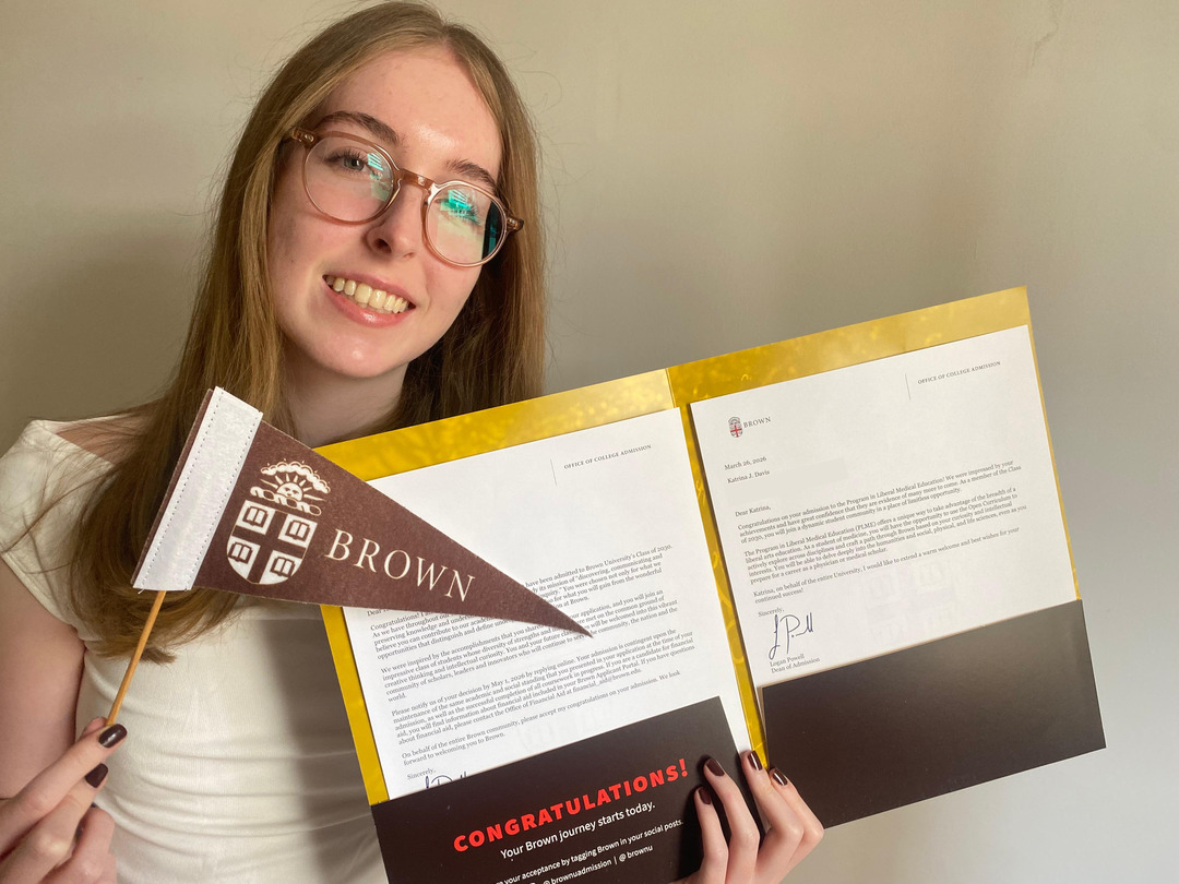 Katrina Javaisas Davis, aprovada em Brown University